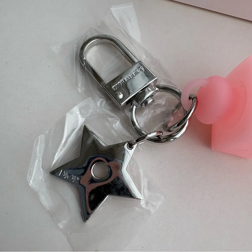 Dior Soft Pink Silicone Lip Oil Holder Key Ring with Star Charm - Picture 7 of 10